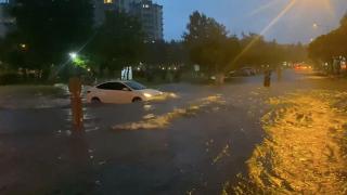 Antalya'yı sağanak vurdu: Ev ve iş yerlerini su bastı, araçlar yolda kaldı