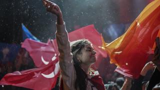 İstanbul'da vatandaşlar seçim kutlaması yapıyor