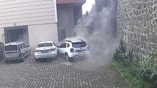 İstinat duvarı araçların üzerine yıkıldı