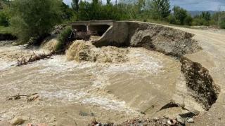 Kastamonu'da sağanak sele dönüştü: Köprü yıkıldı, yol çöktü