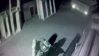 Mangal yapmak için aldıkları pirzolayı köpeğe kaptırdılar