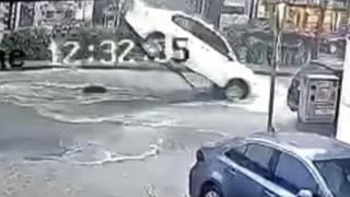 Rögar kapağına takılan otomobil böyle havalandı