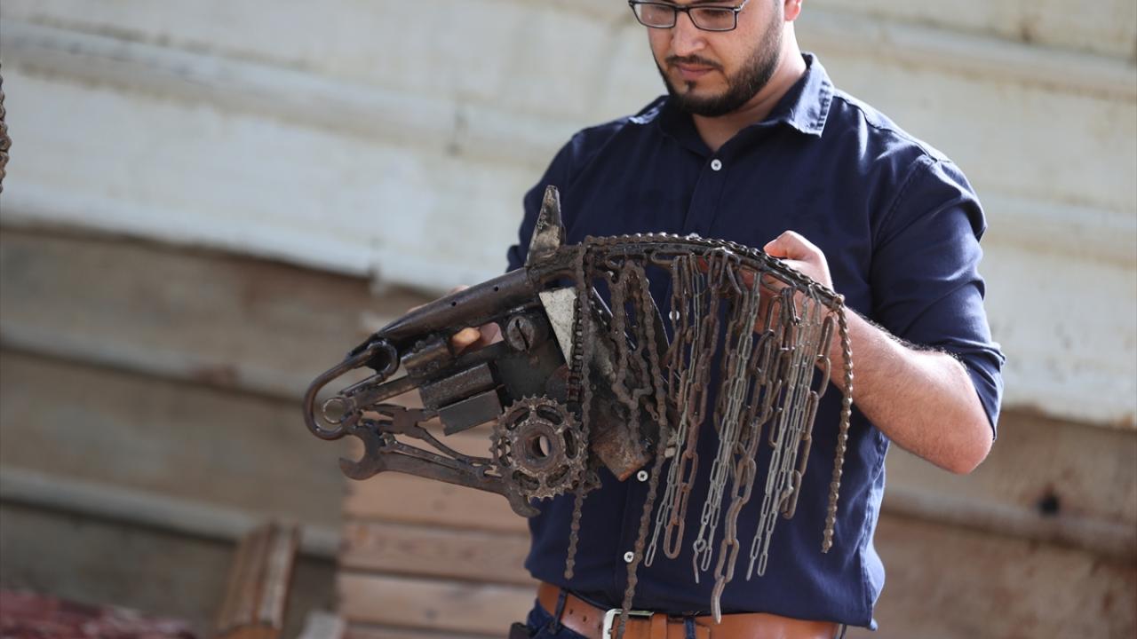 Eserlerinde sosyal meselelere dikkat çekmeye çalışıyor