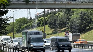 TEM Otoyolunda bir üstgeçitte su borusu patladı