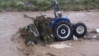 Traktörü kurtarmak isterken canından oluyordu