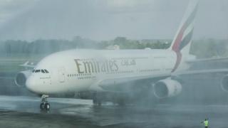 Dünya'nın en büyük yolcu uçağı Airbus A380 Endonezya'da ilk inişini gerçekleştirdi