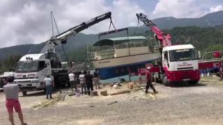 Suya indirilmek istenen teknenin zinciri koptu