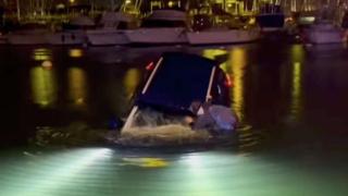 GPS'i takip eden araç denize düştü