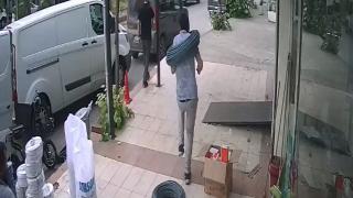 Yolda yürürken boynuna kablo geçti