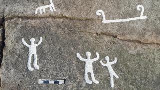 Yosunların altından 2 bin 700 yıllık petroglifler çıktı