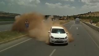 Kamyonla otomobil kafa kafaya çarpıştı: O anlar kamerada