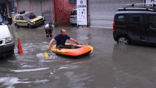 Göle dönen sokaktan botla geçti