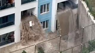 Ankara'da sel binanın içinden geçti