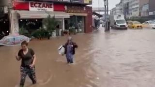 İzmir'de sağanak sele dönüştü