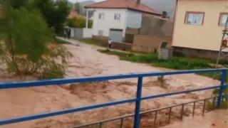 Sivas ve Kırıkkale'de etkili olan sağanak sele dönüştü