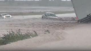 Texas’ta sel: Yol nehre döndü