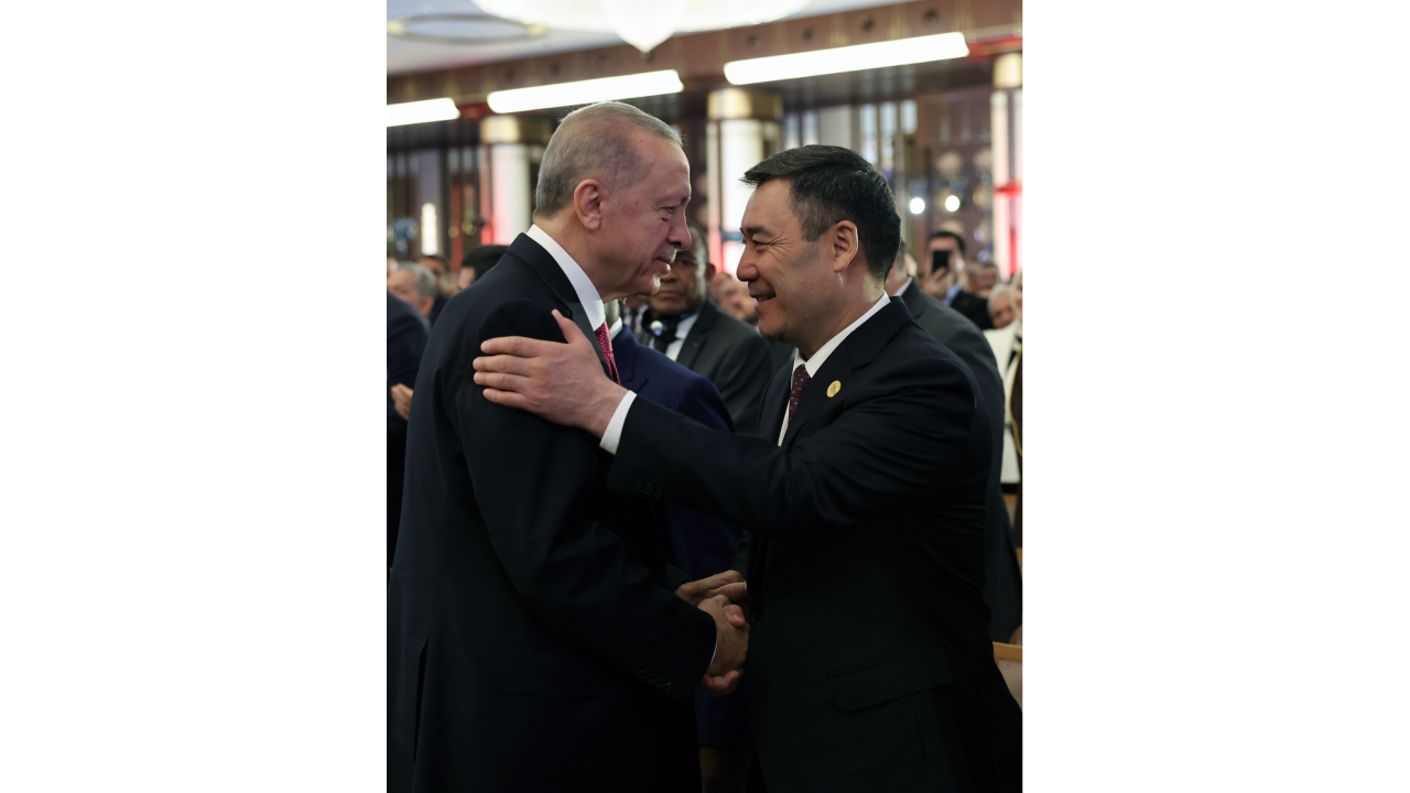 KIRGIZ CUMHURİYETİ CUMHURBAŞKANI SADIR CAPAROV