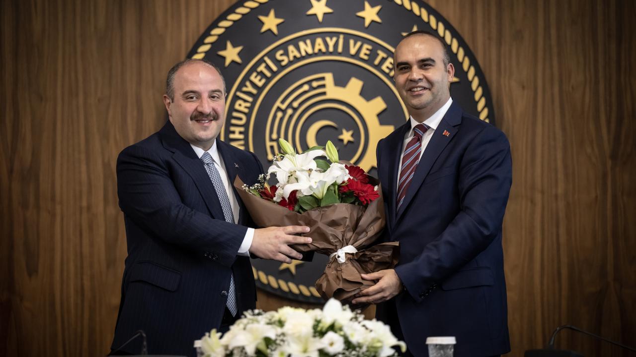 Sanayi ve Teknoloji Bakanı Mehmet Fatih Kacır, görevi Mustafa Varank`tan devraldı