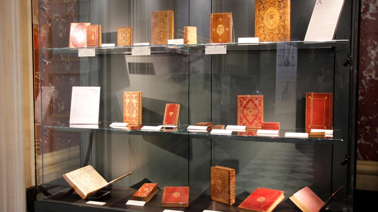 Almanca, Arapça ve İtalyanca kitaplar da yer alıyor