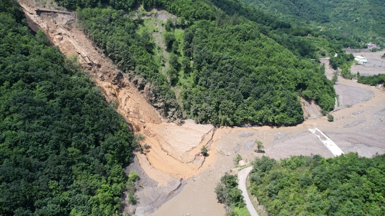 Bozkurt`ta heyelan nedeniyle 11 köyün bağlantı yolu çöktü