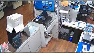 Hırsızlık yaparken kafasındaki koliyi çıkardı, yakayı ele verdi