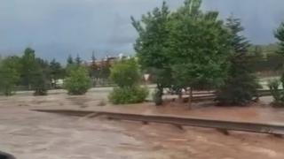 Ankara'da sağanak yolları göle çevirdi