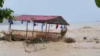 Antalya'da sağanak sele dönüştü: Çardaklar yıkıldı, araçlar sürüklendi