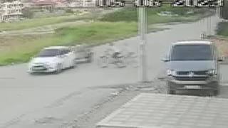 Bisikletle çarptığı arabanın römorkuna düştü