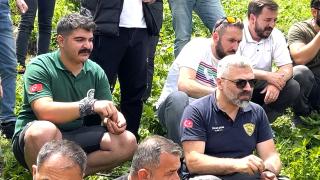 Yolda kalan arkadaşlarını çekirdek çitleyerek izlediler