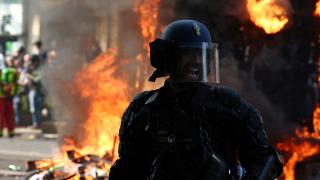 Fransa sokakları yeniden savaş alanına döndü