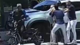 Sürücüler kavga ederken motosikleti çaldı: O anlar kamerada