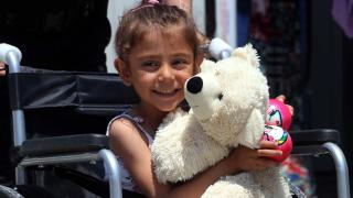 Yeni tekerlekli sandalyesine kavuşan Merve'nin yüzü gülüyor