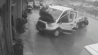 Aküsü değiştirilen kamyonete otomobil çarptı, işçiler yola savruldu