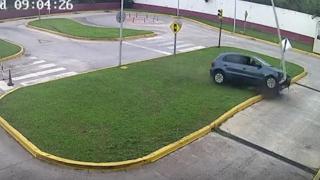 Ehliyet sınavını, elektrik direğine çarparak tamamladı