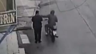 Motosikletiyle yanına yaklaşıp telefonunu çaldı: O anlar kamerada