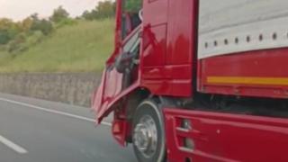 Kopan tır kapısını emniyet kemeriyle bağladı