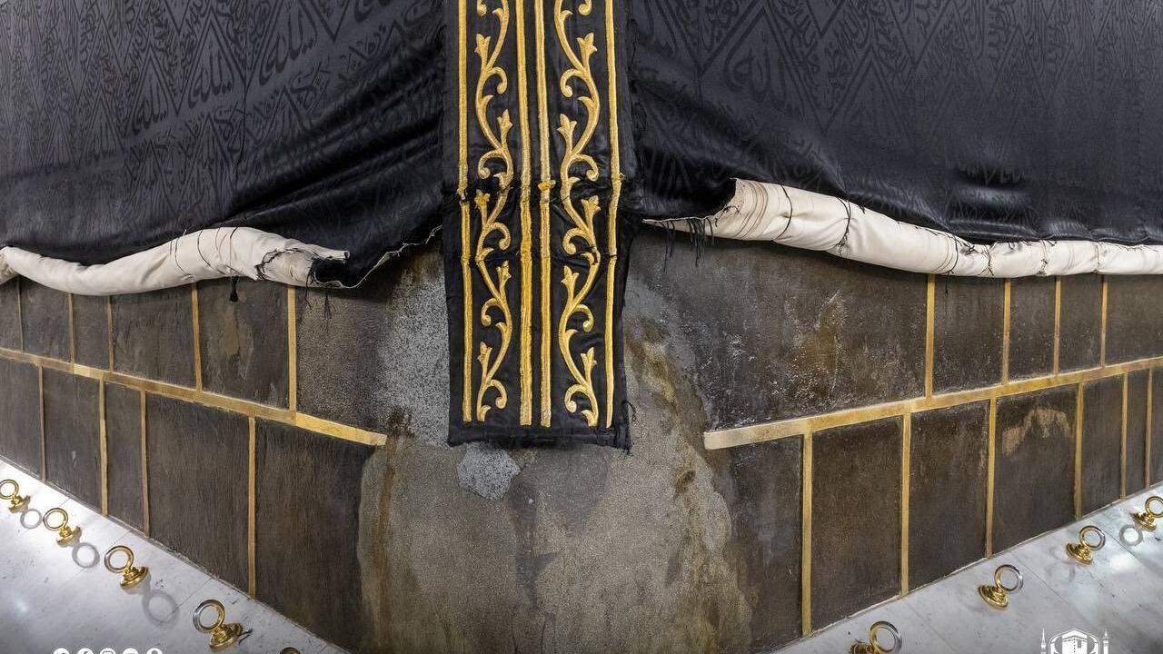 "HACI ADAYLARI ÖRTÜYÜ ÇEKİŞTİRİYOR YA DA PARÇA KESİYOR"