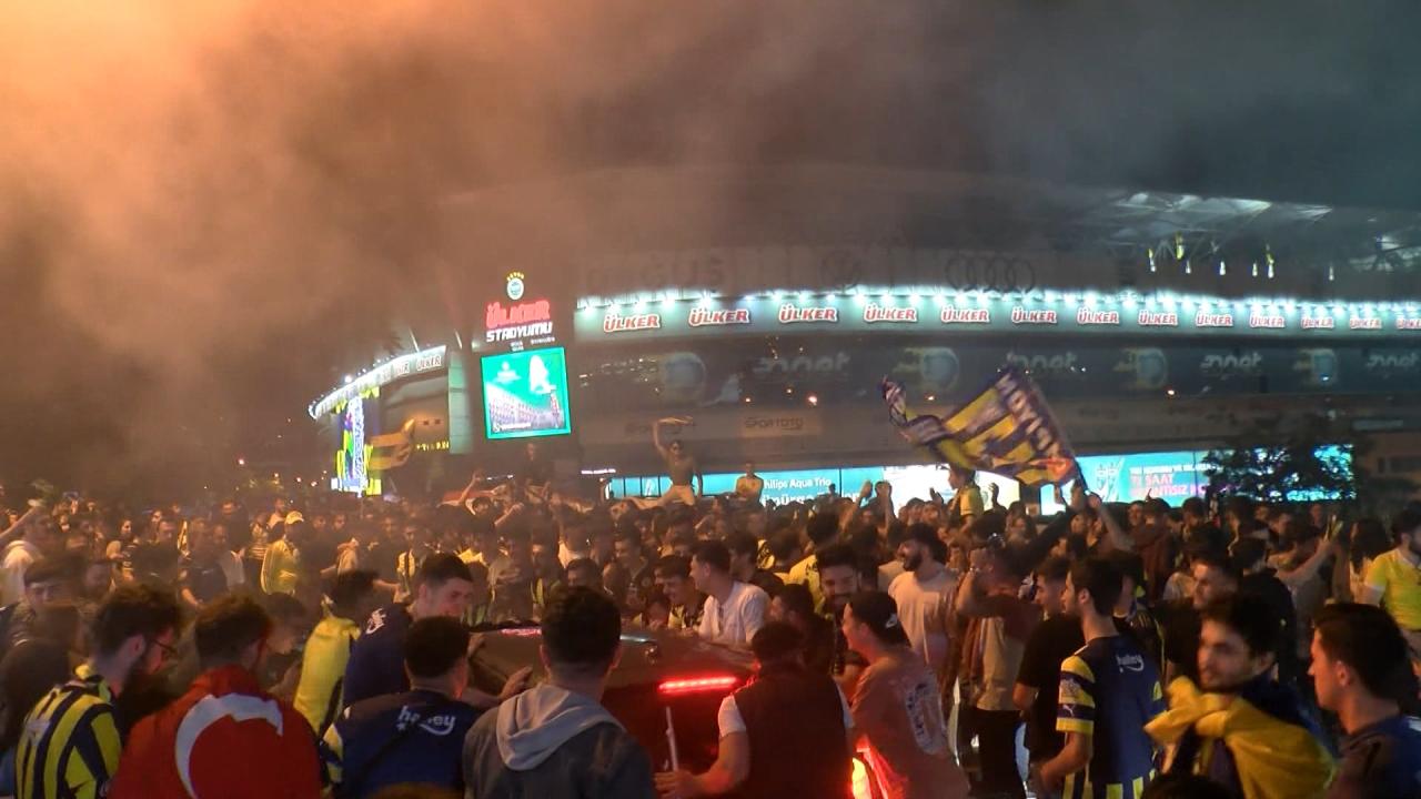 Fenerbahçeli taraftarlar Kadıköy'de kupa zaferini kutladı