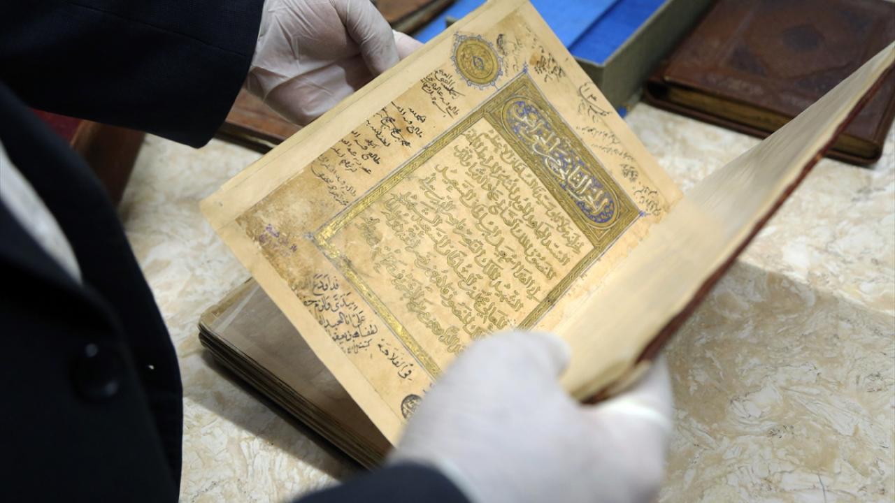 20 binin üstünde el yazması Kur`an-ı Kerim nüshası ve cüzleri