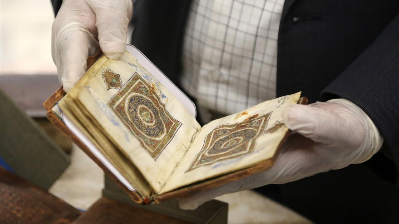 İbn Sina, Razi, Gencevi ve Firdevsi`nin el yazması eserleri bulunuyor