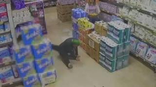 Girdiği markette bale yapan kadının dansı kamerada