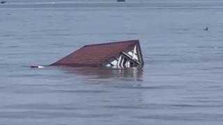 Kakhovka Barajı patlatıldı: Evler, çatılar yüzerek kıyıya vurdu