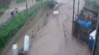 Afyonkarahisar'da sel beyaz eşyaları böyle sürükledi