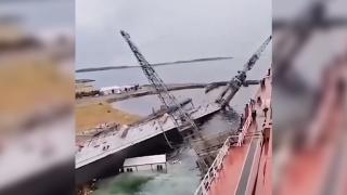 Tersanede havuz çöktü, geminin üzerine vinç devrildi