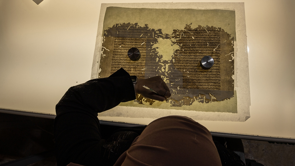 Merkezde el yazmaları onarımında uzman 14 kişi çalışıyor