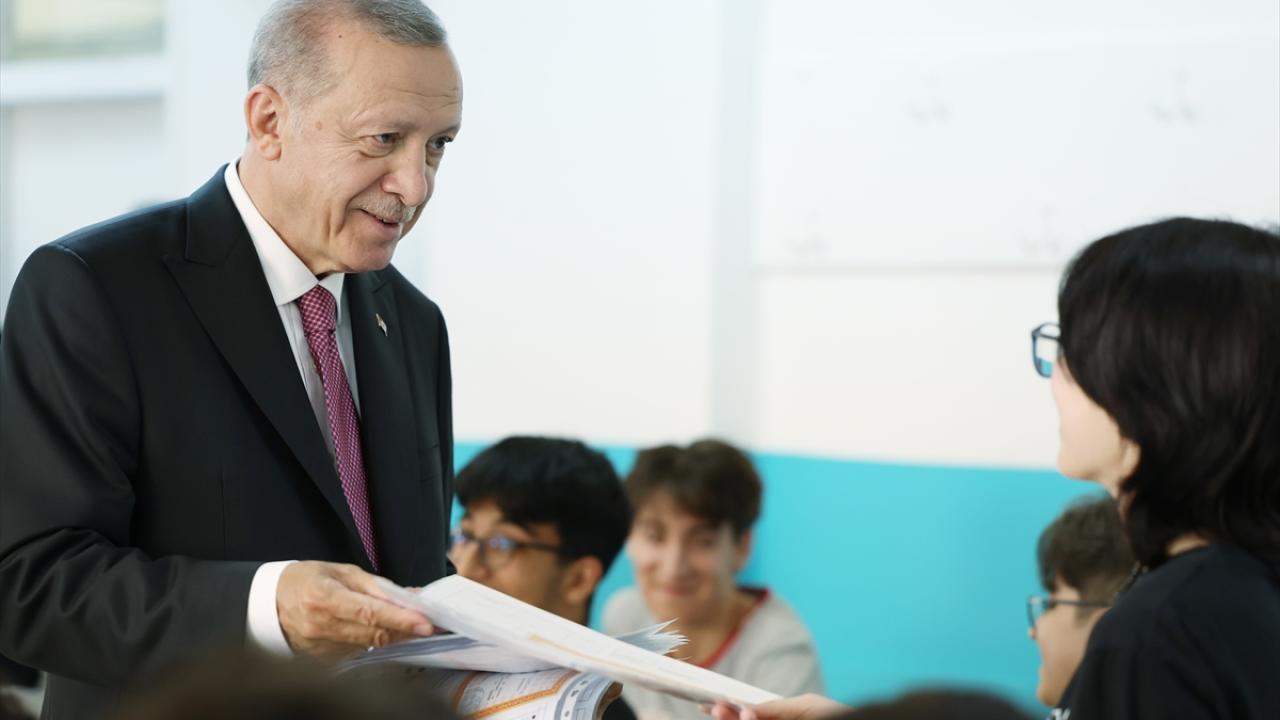 "Yazın kitapla kütüphaneyle okumakla bağlarınızı kesmeyin"