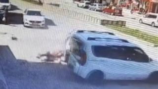 Hafif ticari araca çarpan otomobilin sürücüsü yola savruldu