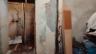 Çökme riski olan bina için pankartlı uyarı: Tahtalarla güçlendirmeye çalıştı