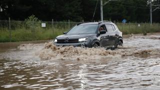 Eskişehir'de sağanak hayatı olumsuz etkiledi