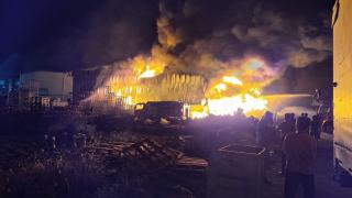 Mersin'de plastik kasa fabrikasında yangın